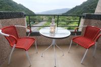 Zimmer mit Kingsize-Bett und Bergblick
