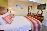 Habitación con cama extragrande.