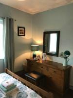 Zimmer mit Kingsize-Bett
