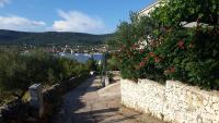 Villa Nada with garden, 80m from the beach - B&B Vinišće