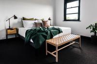 Habitación con cama extragrande y baño compartido