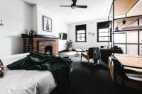 Habitación Doble Superior con cama extragrande y baño compartido