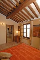 Habitación con cama grande y vistas al jardín