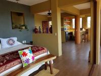 Habitación con cama extragrande y vistas al mar