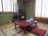 Japanisch eingerichtetes Zweibettzimmer mit Gemeinschaftsbad.