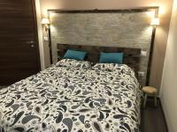 Habitación con cama grande y balcón