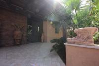 Flintstone Guest House בית ההארחה בן 11 החדרים אינו וילה פרטית אתם מזמינים רק חדרים לא את כל הוילה - B&B Eilat