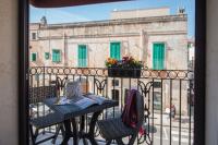 One-Bedroom House with Balcony
