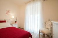 One-Bedroom House with Balcony