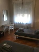 Tweepersoonskamer met 2 Aparte Bedden en Eigen Badkamer