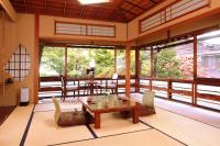 Habitación Superior de estilo japonés con 2 camas individuales, baño compartido y vistas al jardín