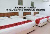 Family Room - 2 Single Beds + 1 Queen Bed 