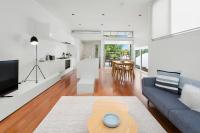 B&B Geelong - Cogens Two Bedroom Townhouse - Bed and Breakfast Geelong