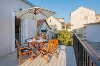 Zlatin Dvor - apartments for 3, terrace, Trogir center, beach at 5-min, BIKE friendly - Chambres d'hôtes Trogir