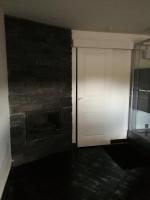 Habitación con cama extragrande.