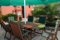 Zimmer mit Kingsize-Bett und Gartenblick. 