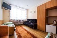 Triple Room with Private Bathroom vis-s-vis door