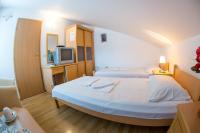 Zweibettzimmer mit eigenem Bad außerhalb des Zimmers