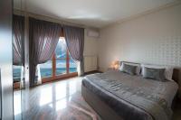 Zimmer mit Kingsize-Bett und Meerblick