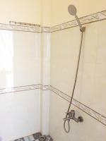 Zimmer mit Kingsize-Bett und Gartenblick. 