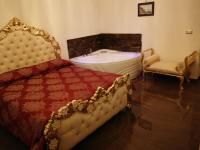 Zimmer mit Kingsize-Bett und Whirlpool