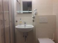 Tweepersoonskamer met 2 Aparte Bedden en Douche