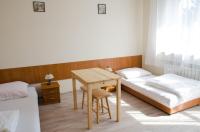 Deze driepersoonskamer heeft een gedeelde badkamer.