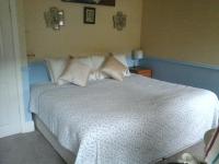 Zimmer mit Kingsize-Bett und Bergblick