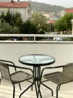 Apartment Jomarko - Spacious apartment for 6 in Trogir - Chambres d'hôtes Trogir