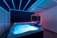 Seaside Penthouse with Hot Tub SKY LIVING - Chambres d’hôtes Split