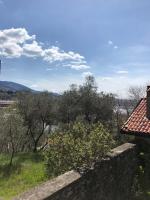 Habitación con cama extragrande y vistas al jardín 