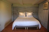 Habitación con cama grande y vistas al jardín - CERISIER