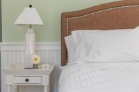 Habitación con cama extragrande y vistas al jardín 