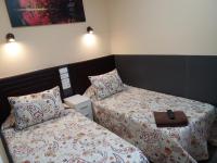 Chambre Lits Jumeaux avec Salle de Bains Commune