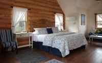 Habitación con cama extragrande y vistas a la montaña