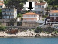 Beachfront Apartment Jelsa - B&B