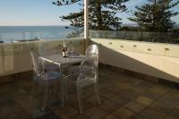 Zimmer mit Kingsize-Bett und Balkon