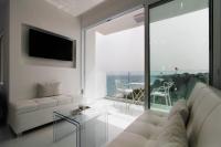 The White Pearl Suite - beach front city centre with sea view. - B&B Limisso