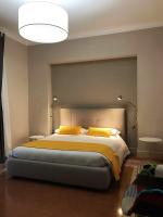 Zimmer mit Kingsize-Bett und Balkon