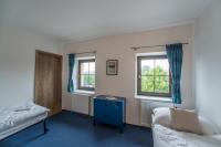 Zweibettzimmer mit Gartenblick