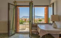 Sea View 3 Bedroom Stone Apartment in the City Center 300m from the Beach - Chambres d'hôtes Kissamos