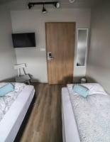 Kleine Tweepersoonskamer met 2 aparte bedden en gedeelde badkamer