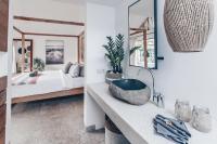 Habitación con cama extragrande y vistas a la piscina