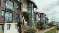 For the Shore, Fistral Beach Newquay - 2 Bed 2 bath - Private Parking with garage for 2 vehicles - B&B