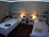 Dreibettzimmer mit Dusche