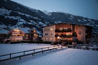 Comfort Two-Bedroom Apartment (2-5 Adults) with Mountain View Top 1