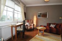 Zimmer mit Kingsize-Bett und Gartenblick. 