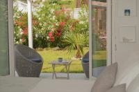 Zimmer mit Kingsize-Bett und Gartenblick. 