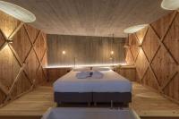 Zimmer mit Kingsize-Bett und Whirlpool