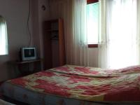 Deze driepersoonskamer heeft een gedeelde badkamer.